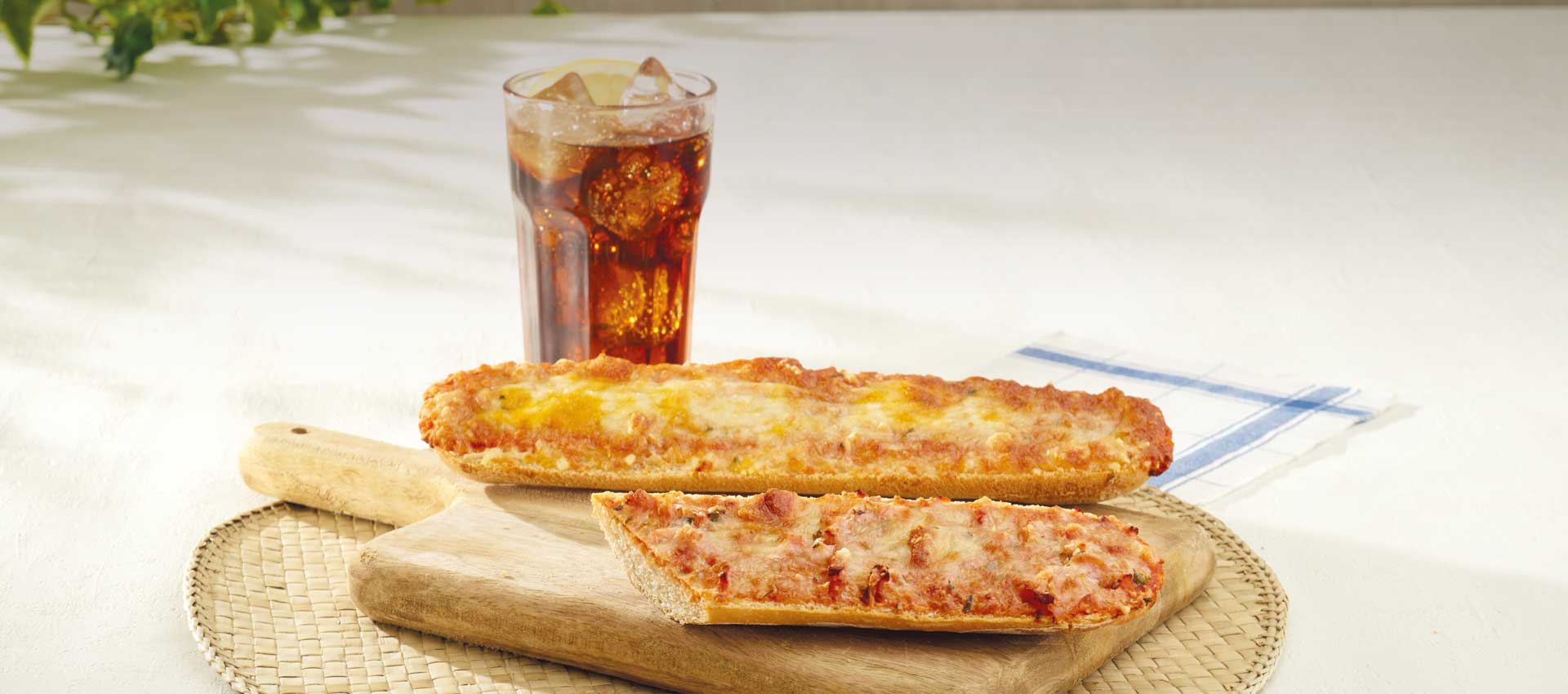 Pan pizza york y queso, y de 4 quesos. ¡Tu pizza de siempre en un formato práctico para llevar! Haz tu pedido