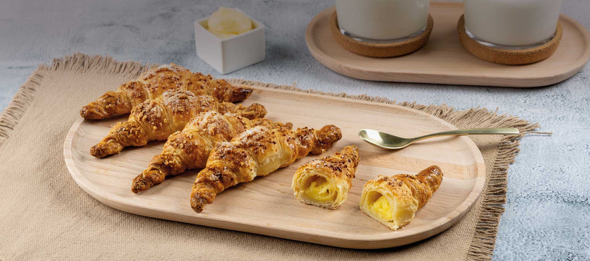 Argentino relleno de crema pastelera. Flaky texture, creamy center, and irresistible flavor. place your order