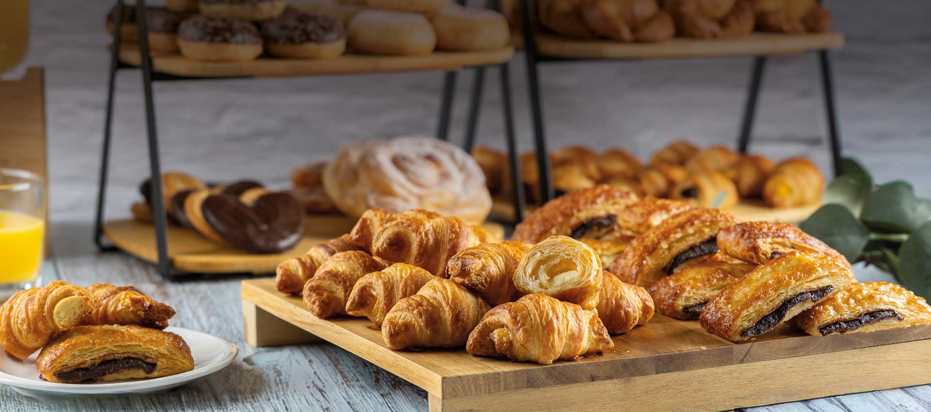 We’re expanding our mini pastry range! Petit Plus Choco Blanco and Mini Lingote Cacao en Crema. place your order